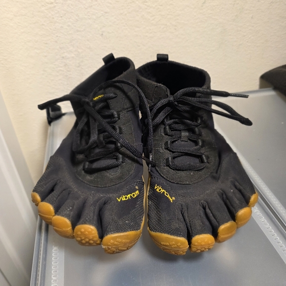 Vibram FiveFingers V-TREK Men’s EU 43 US 9.5 to 10 - Black w/ Gum Sole - Picture 6 of 8